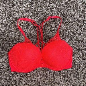 Lacy red front clasp bra ❤️